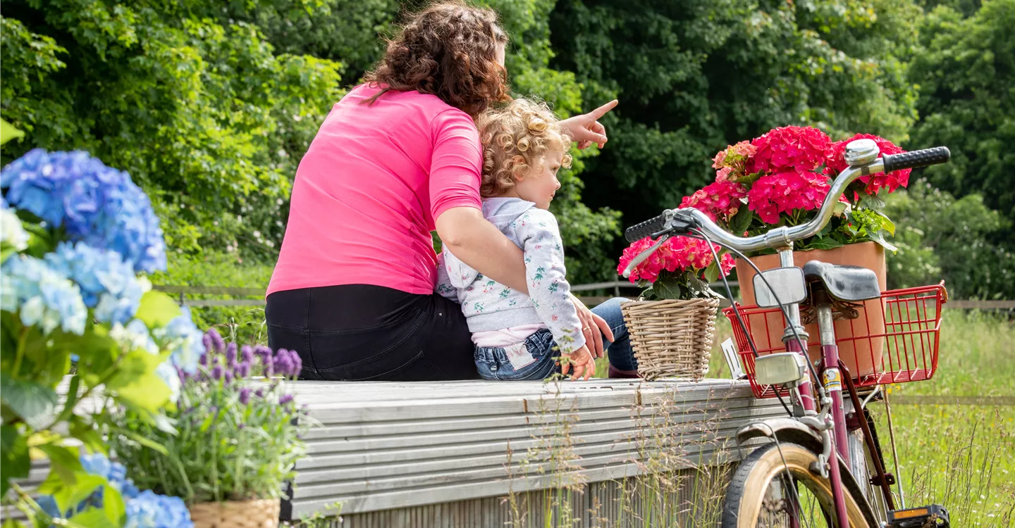 Muttertag - Mutter und Kind im Garten (GS649318.jpg)